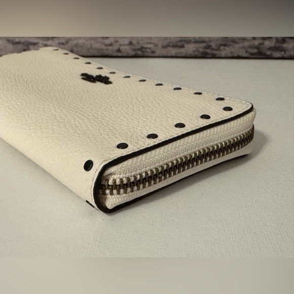 NWT Coach Border Rivets Slim Accordion Zip Wallet in Pebble Leather Chalk 32742 - Picture 4 of 9
